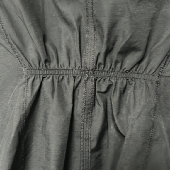 Atheleta Lightweight Running Jacket with reflective back and pockets - Picture 9 of 13